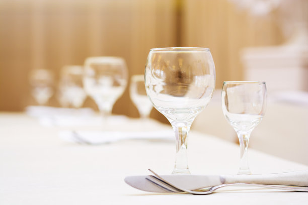 餐厅里空酒杯图片下载