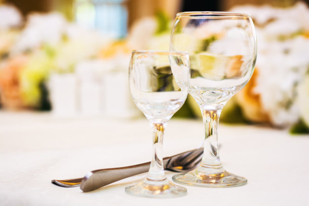 餐厅里空酒杯图片下载