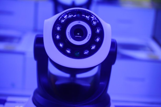 木桌子上有摄像头。IP相机图片下载