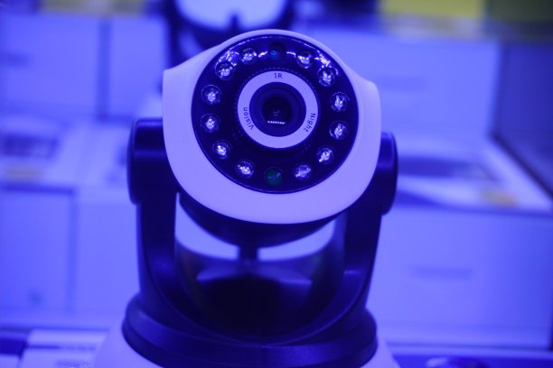 木桌子上有摄像头。IP相机图片下载