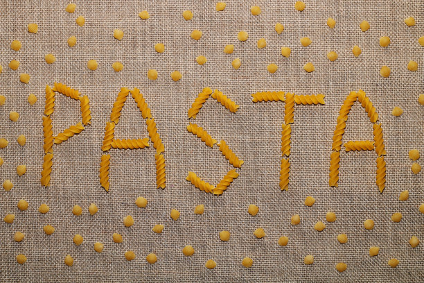 粗麻布背景上的意大利面图片下载