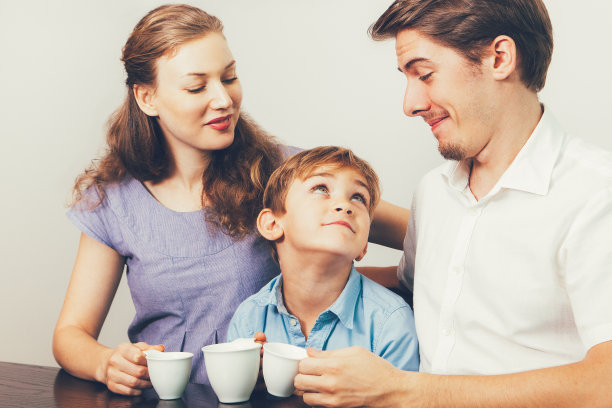 母亲，父亲和儿子一起喝咖啡图片下载