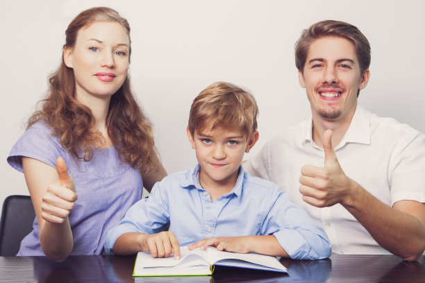 快乐家庭阅读和竖起大拇指图片下载