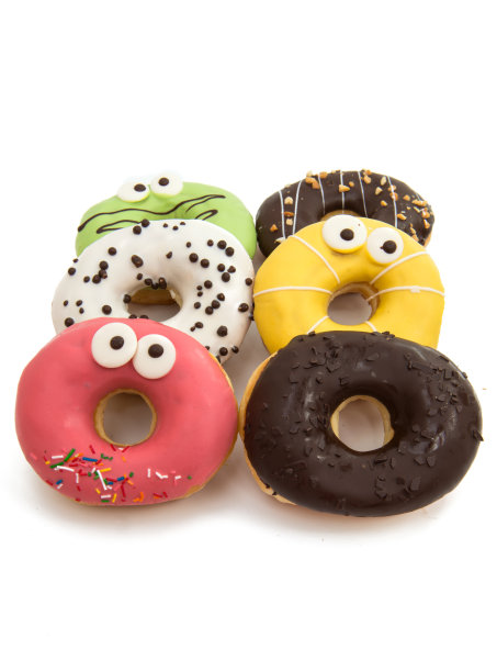 美味的甜甜圈在彩色釉孤立图片下载