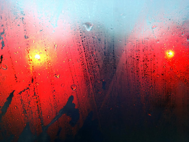 在雨中透过伦敦公共汽车湿漉漉的挡风玻璃望出去图片下载