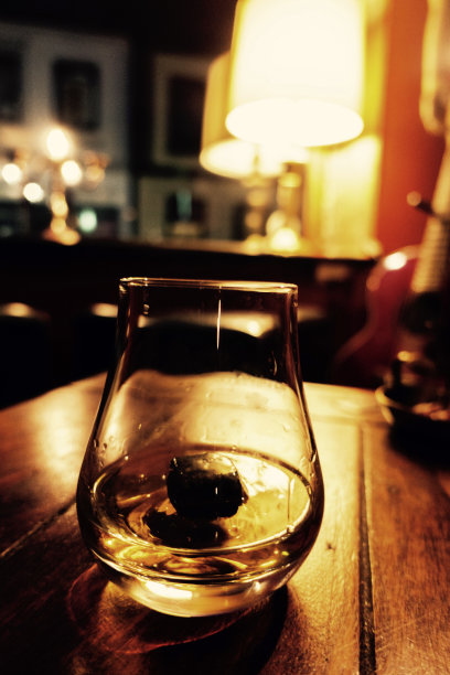 威士忌加冰图片下载