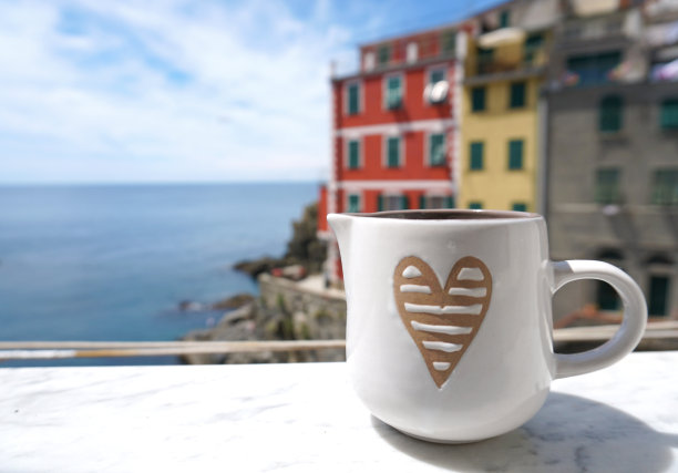 海边窗台上的咖啡杯图片下载