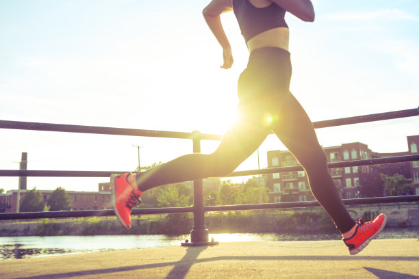 年轻女子在夕阳下奔跑图片下载