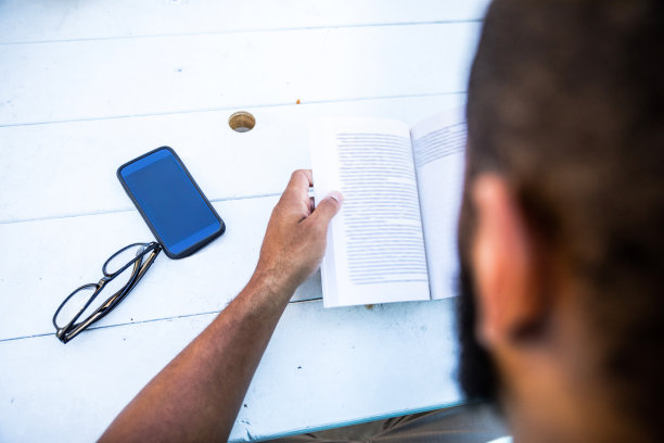 一个年轻人在市中心悠闲地看书图片下载