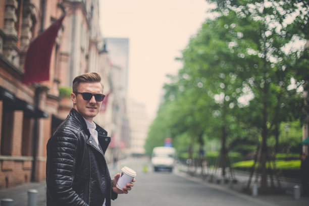 在城市街道上的年轻人图片下载