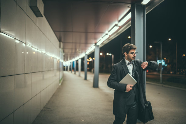 他晚了图片下载