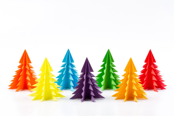 圣诞树五颜六色的纸孤立在白色图片下载