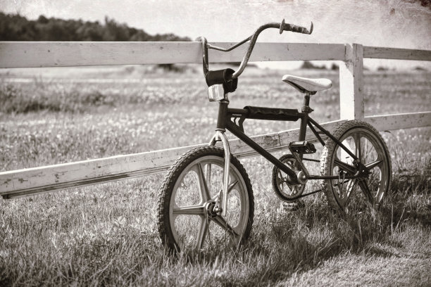 古色古香的自行车小轮车，乡村风景图片下载