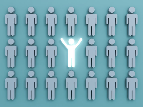 从人群中脱颖而出和不同的概念，一个光人发光和张开双臂站在其他昏暗的人在浅绿色柔和的背景阴影。三维渲染图片下载