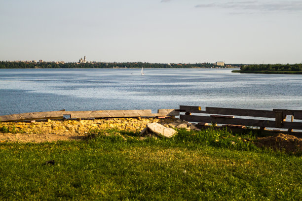 第聂伯河，海湾，芦苇，莎草，房屋，树木，夏天。图片下载