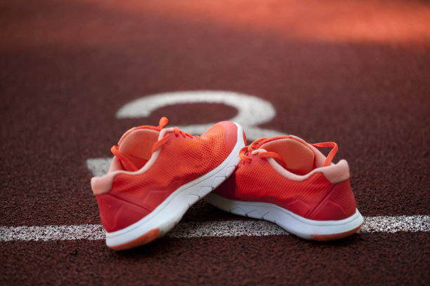 近距离观看跑道上的粉色鞋子图片下载