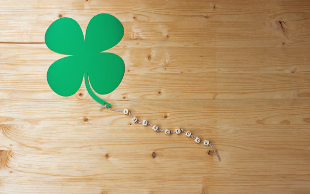 好运在木头上图片下载