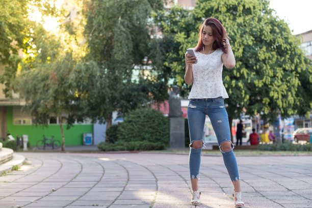 城里年轻的女学生图片下载