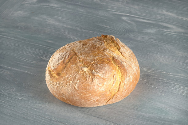 木桌上放着新鲜的面包。，站点视图与复制空间图片下载