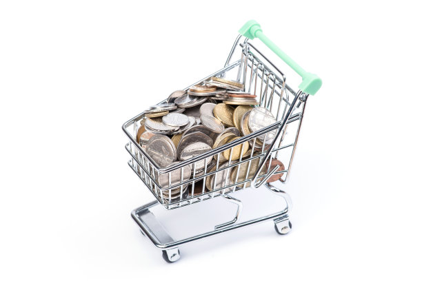 装满硬币的购物车。孤立在白色图片下载