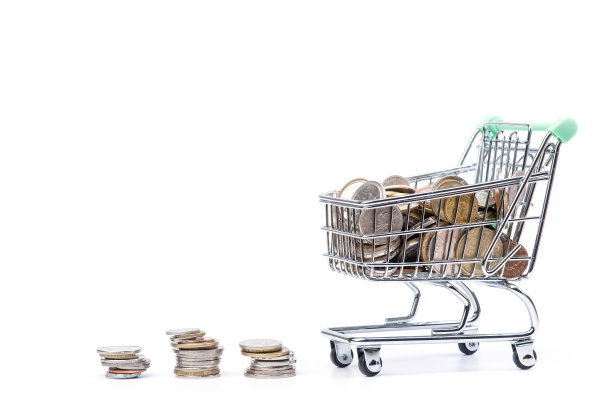 装满硬币的购物车。孤立在白色图片下载