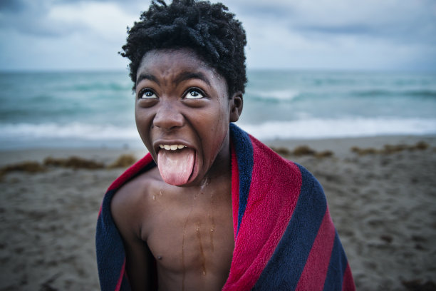 非常富有表情的非裔美国男孩做着鬼脸。图片下载