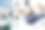女商人坐在办公桌前，办公室里放着笔记本电脑。图片下载