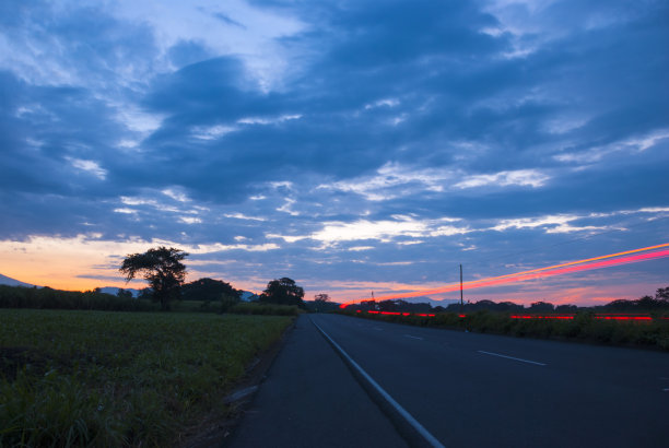 危地马拉高速公路上超速行驶的汽车图片下载