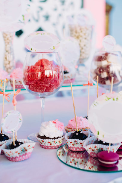 各种甜点，甜纸杯蛋糕，糖果，桌上的糖果。糖果图片下载