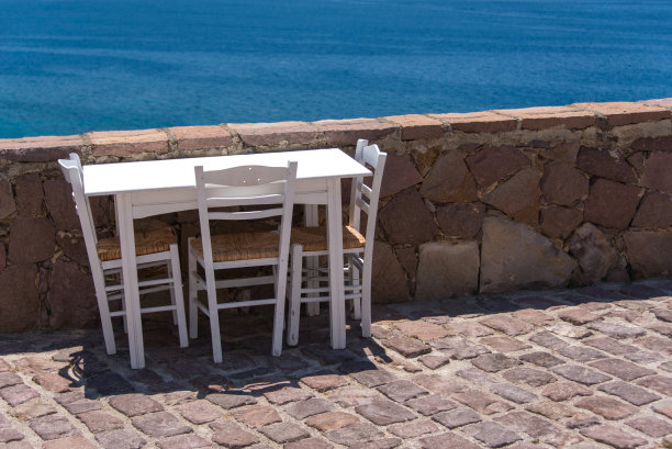 白色希腊桌椅图片下载