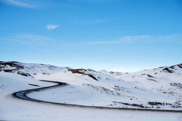 冬季道路景观，蓝天冰岛图片下载