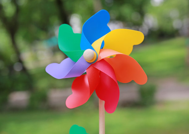 花园里五颜六色的风车。图片下载