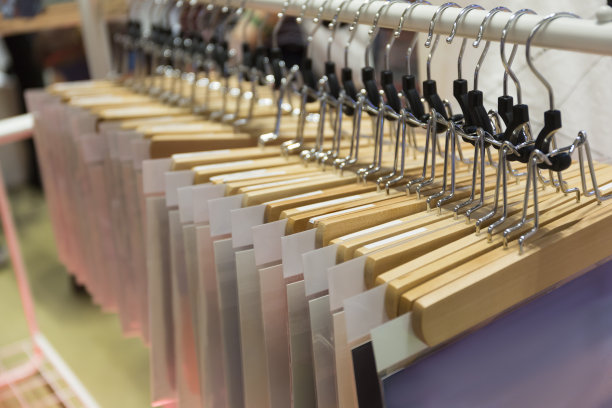 海报在木衣架上排成一排图片下载