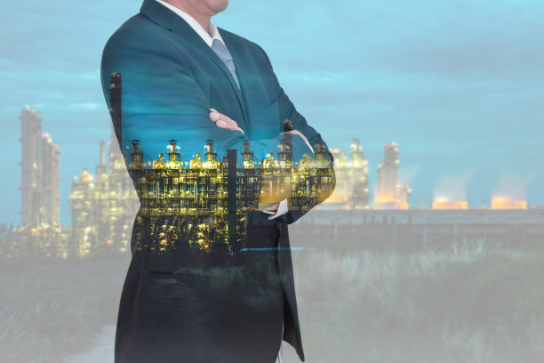 商人双臂交叉和夜间发电工厂工业图片下载