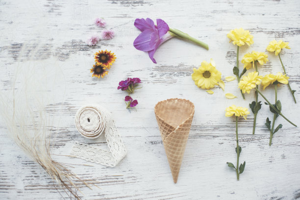 木制背景上的野花和蛋卷冰淇淋图片下载