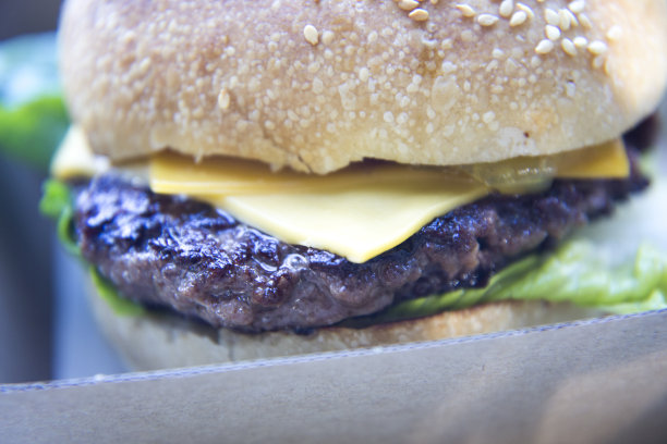 木制背景上的汉堡图片下载