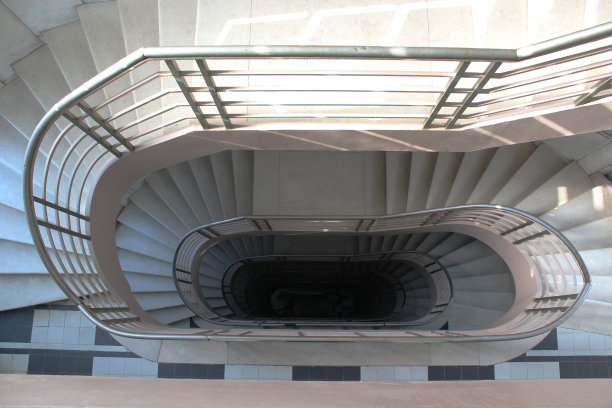 从上面可以看到通往下方的圆形楼梯图片下载