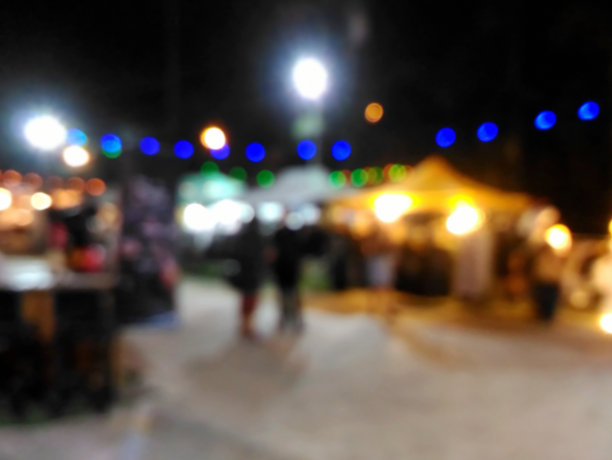 人们在夜市上散步图片下载