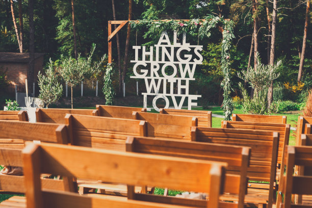 带有鲜花和绿叶的婚礼拱门图片下载