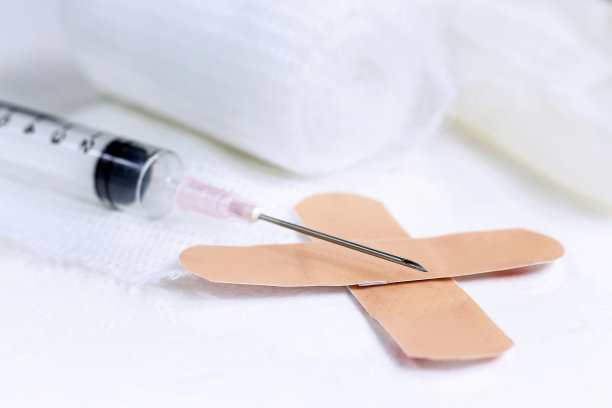 注射器，白色桌上的医用纱布。图片下载