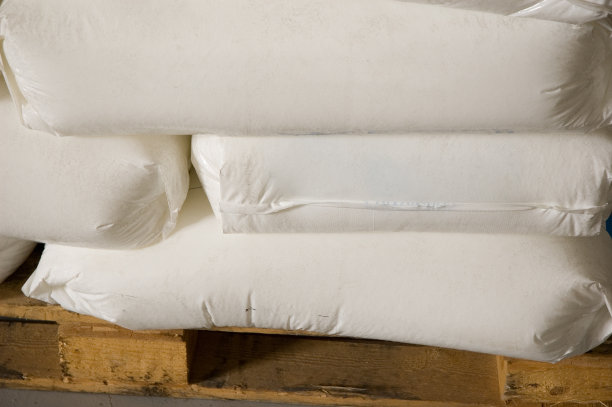 白色的袋子放在干燥的仓库的托盘上。图片下载