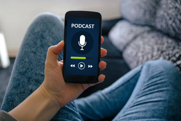 女孩拿着智能手机播客概念屏幕上图片下载