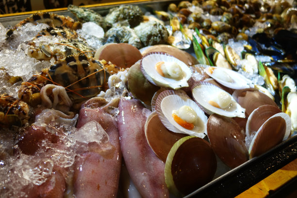 海鲜在街头小吃市场出售图片下载