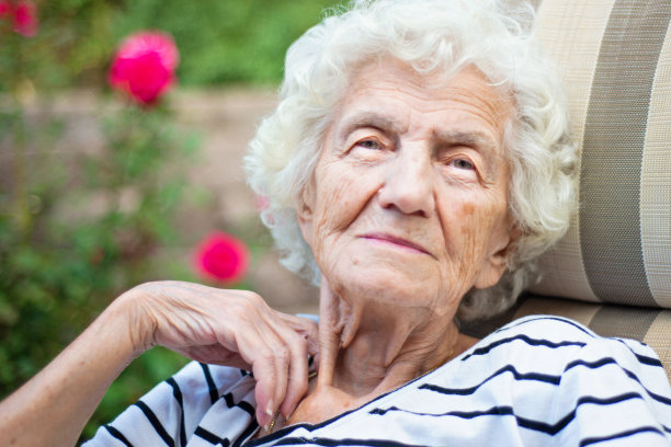 带着温柔微笑的孤独老年妇女素材图片