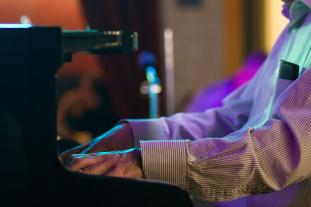 爵士咖啡馆钢琴手-特写图片下载