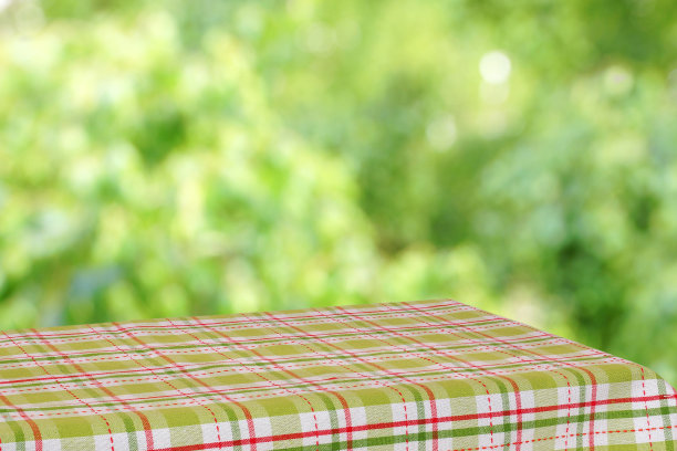 夏日花园里的空桌子。图片下载