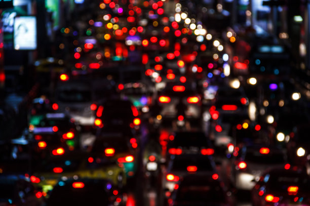 在中央商务区工作时间后严重的交通堵塞中，汽车发出的聚焦灯光。动态模糊。抽象的背景。图片下载