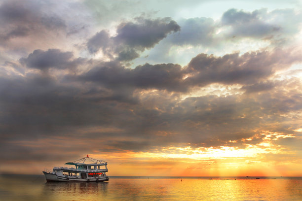 越南岛屿海滩上缤纷的日落图片下载