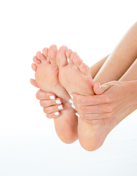 照片的年轻模特展示她的脚，近距离，工作室摄影在白色的背景图片下载