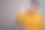 戴帽衫和太阳镜的亚洲青年听音乐的影棚照片图片下载